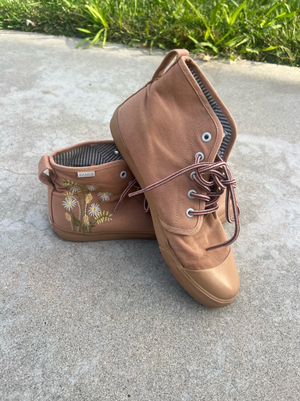 Brags Women's Tan Canvas High-Top Sneakers with Daisy Embroidery